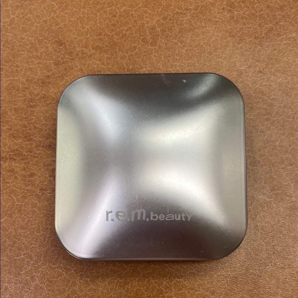 r.e.m. beauty Silver Highlighter Compact